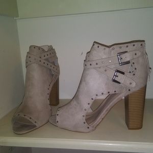 JustFab NWOT Tan Cut Out Heels